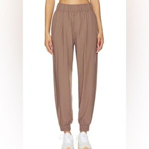 Varley Enzo Ripstop Snap Cuff Easy Pant in Deep Taupe - Size Small